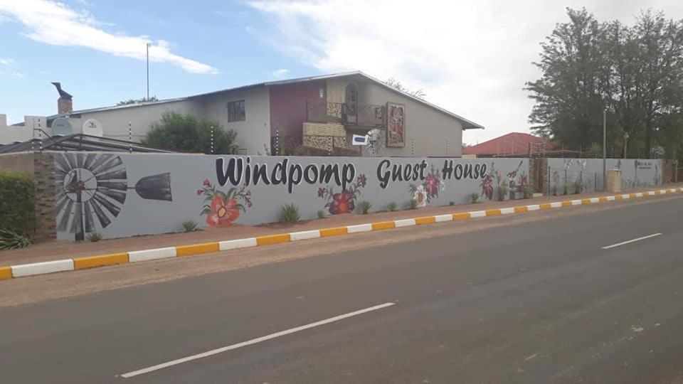 Die Windpomp Guesthouse Gobabis Esterno foto